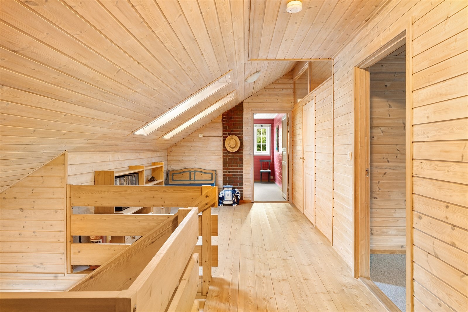 Opp i boligens 2. etasje ligger 4 soverom og et bad. Galleribilde