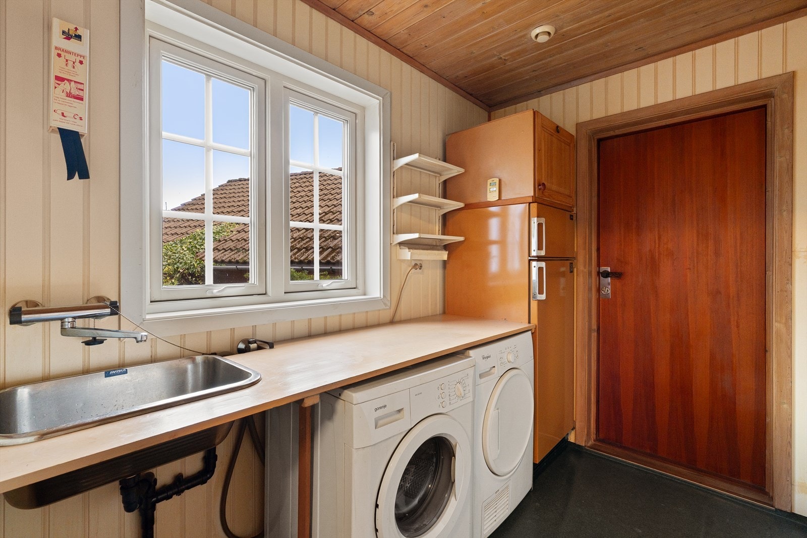 Praktisk vaskerom/bi-inngang i forbindelse meg kjøkkenet. Galleribilde