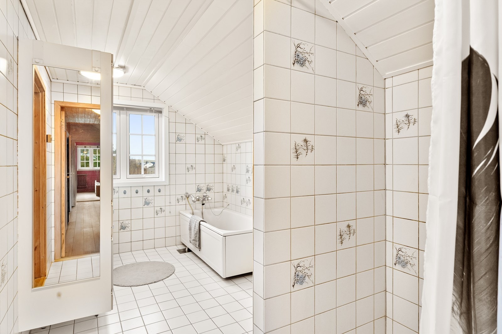 Badet er helfliset og av god størrelse. Innredet med dusj, badekar, toalett og vask i seksjon. Galleribilde