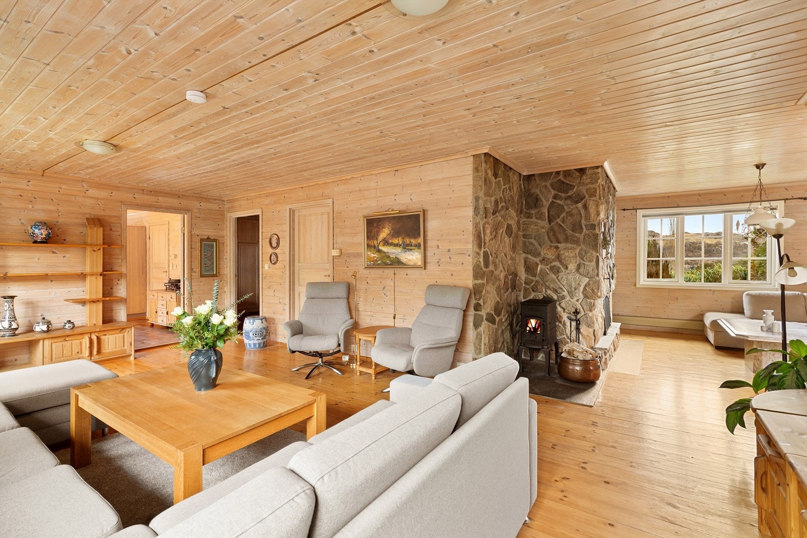 Stuen er av god størrelse og inndelt i naturlige soner. Galleribilde