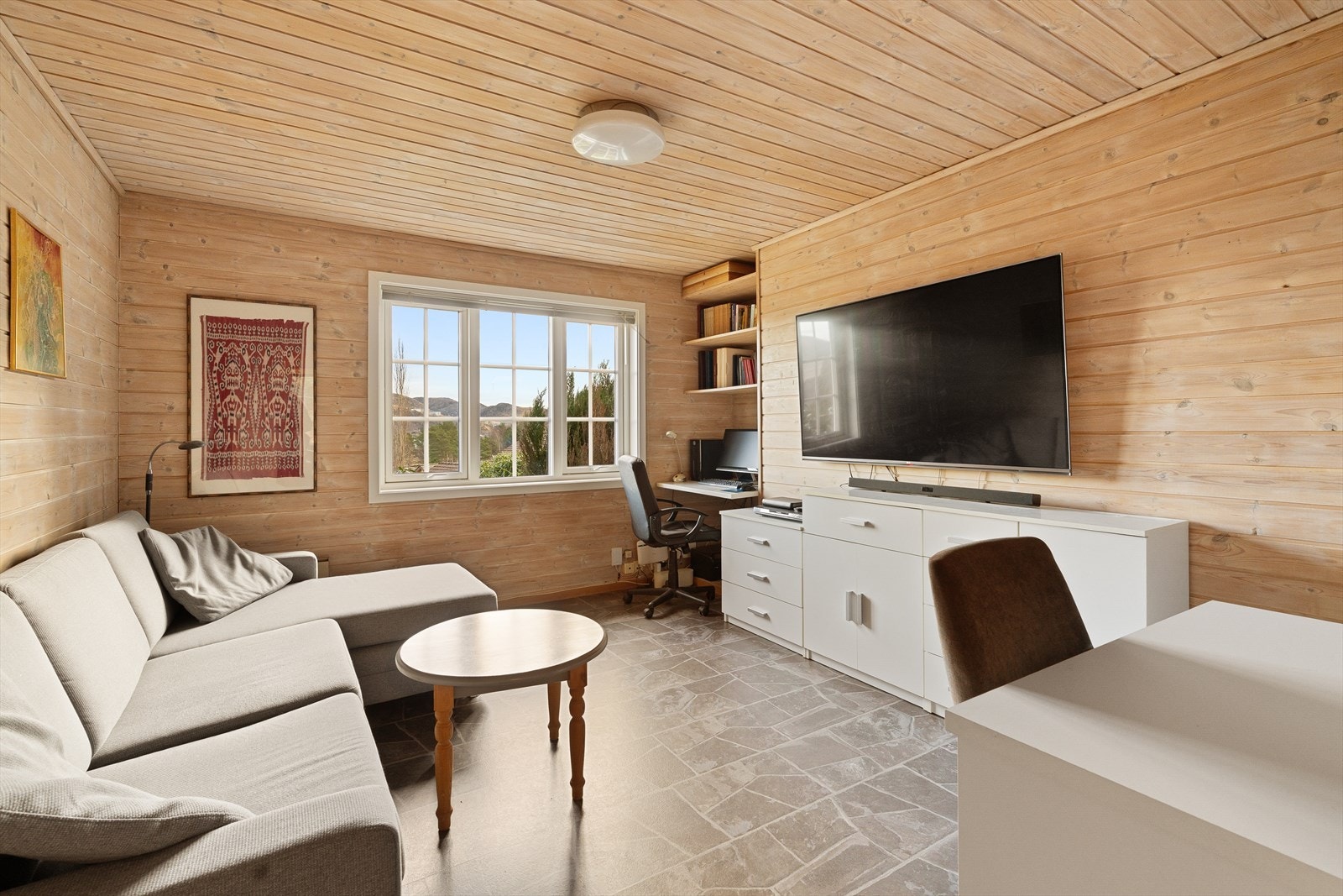 Etasjen inneholder og et arbeidsrom som har fungert godt som en TV-stue. Galleribilde