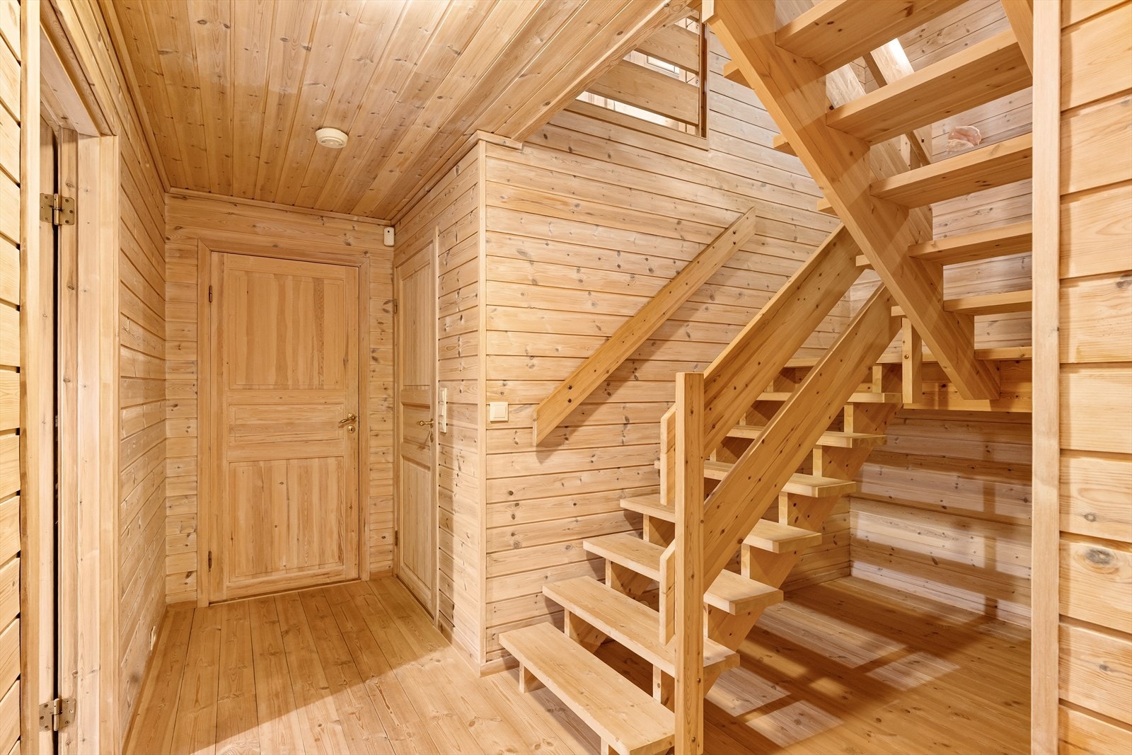 Huset har en stor og anvendelig kjelleretasjse med trapperom/gang, egen gang, vaskerom, bad, badstue, kjellerstue, bod og hobbyrom. Galleribilde