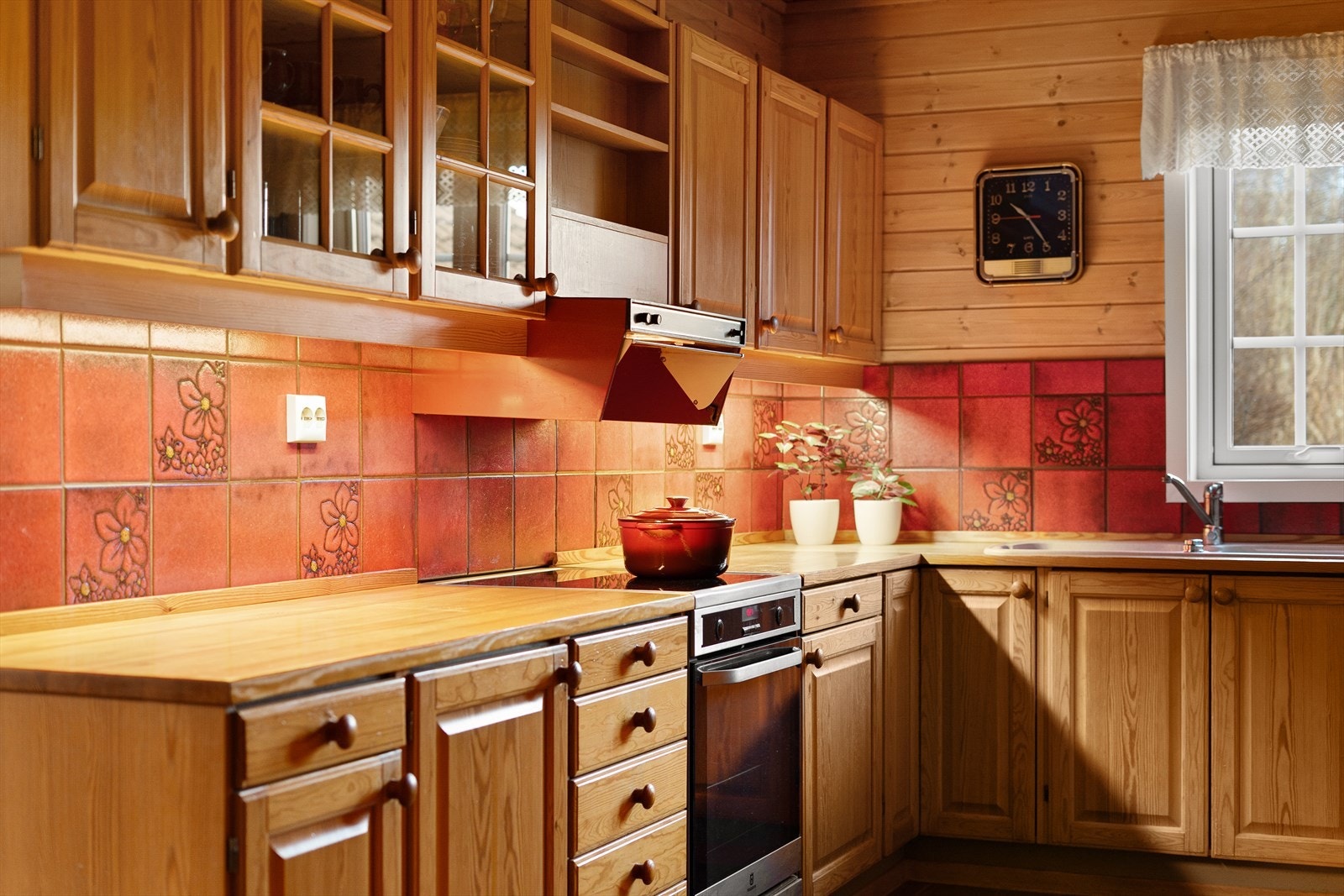 Kjøkkenfrontene i furu og benkeplate i tre. Galleribilde