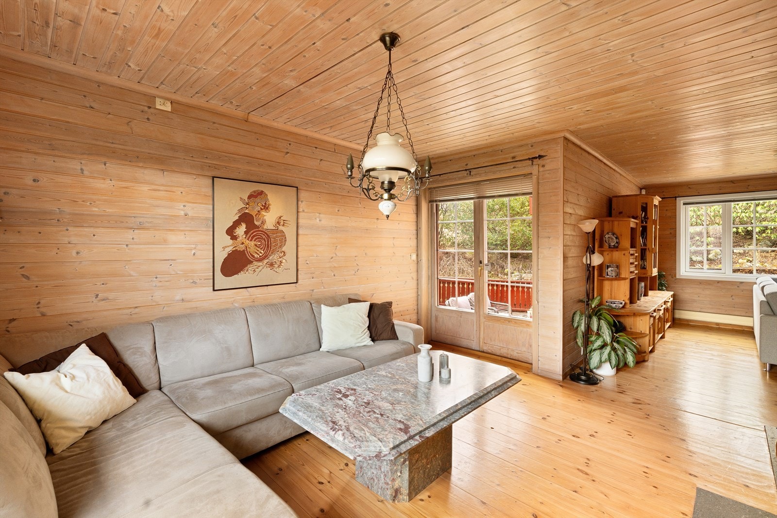 Dør ut til skjermet terrasse. Galleribilde