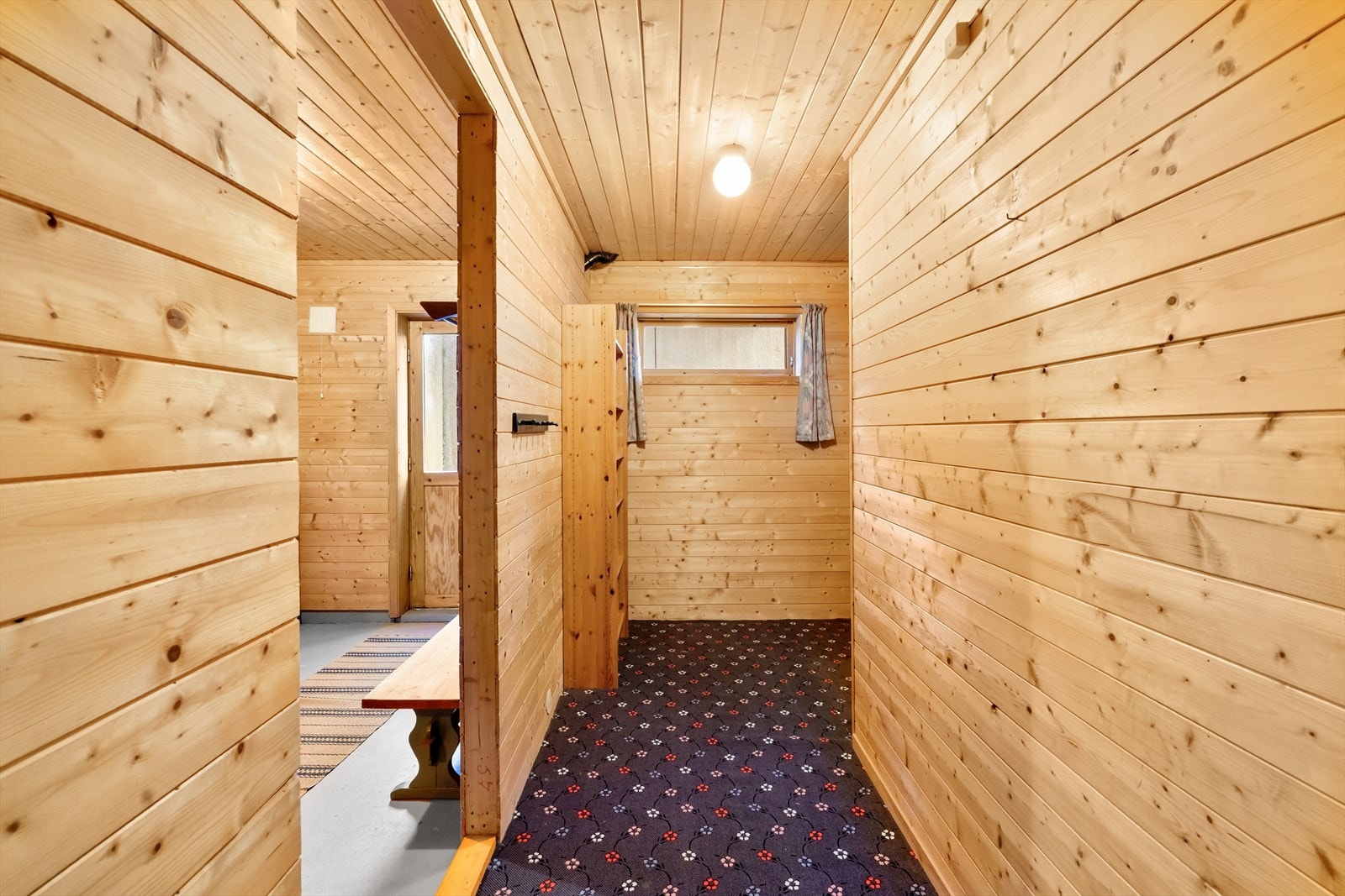 Gode oppbevaringsmuligheter i dette rommet og. Galleribilde