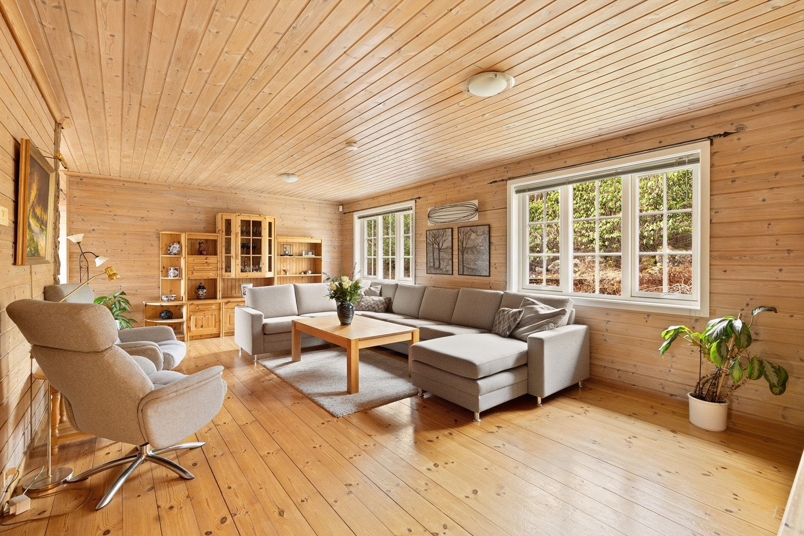 Furu på gulv og vegger som gir et lunt inntrykk. Galleribilde