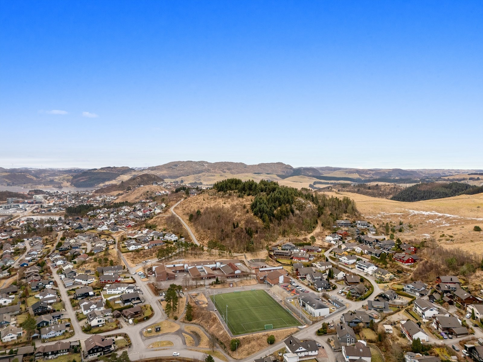 Eiendommen ligger i en rolig blindgate på Opstad, et veletablert boligområde på Ålgård. Kort avstand til Bærland skole, som har fotballbane og fine friområder. Galleribilde