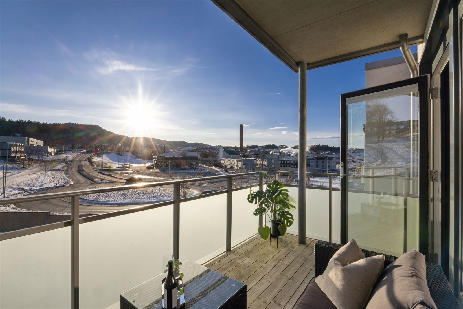 Fra stuen med utgang til en solrik balkong. Galleribilde