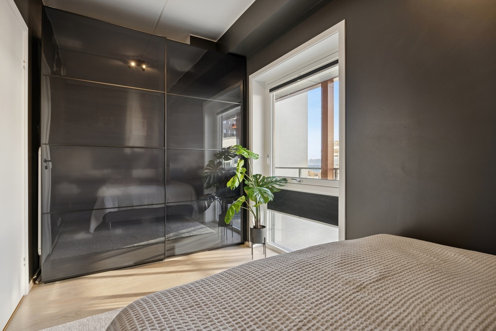 Innredet med skyvedørsskap Galleribilde