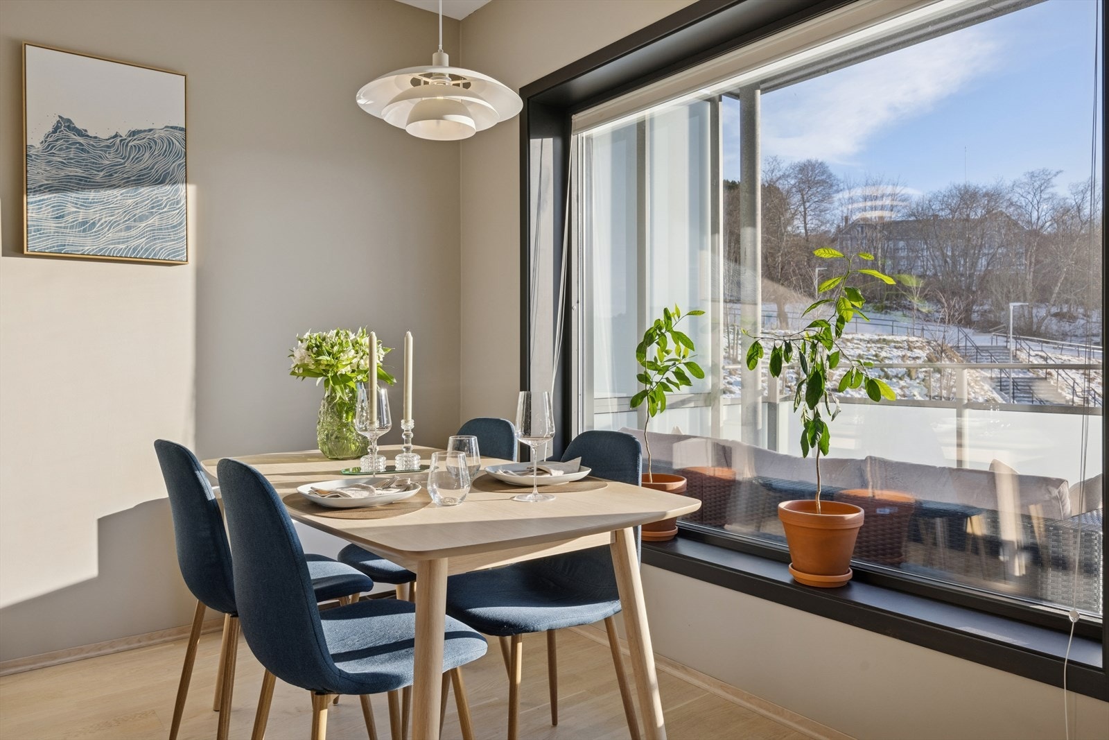 Koselig spiseplass mellom kjøkken og stue. Velkommen til bords! Galleribilde