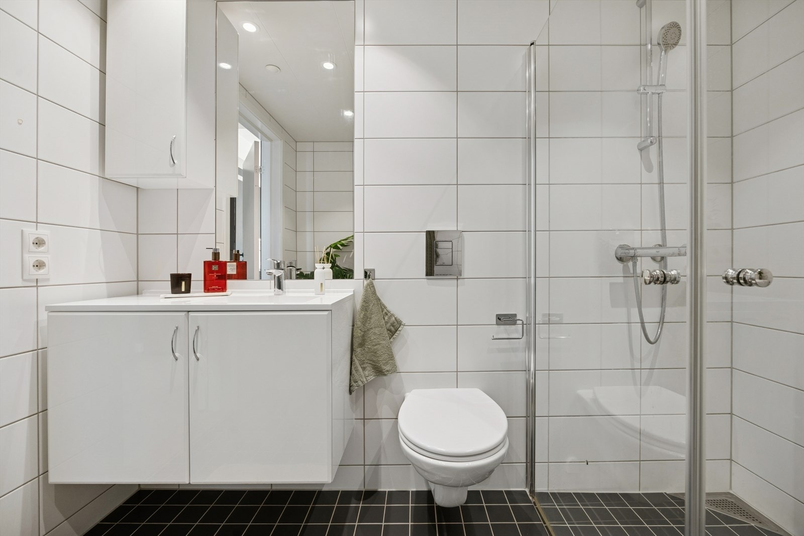 Her får du innfellbar dusj med stilrene glassvegger og vegghengt toalett. Galleribilde