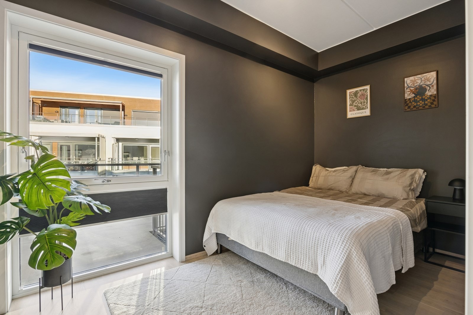 Romslig soverom med god plass til dobbeltseng, nattbord og garderobeløsning. Galleribilde