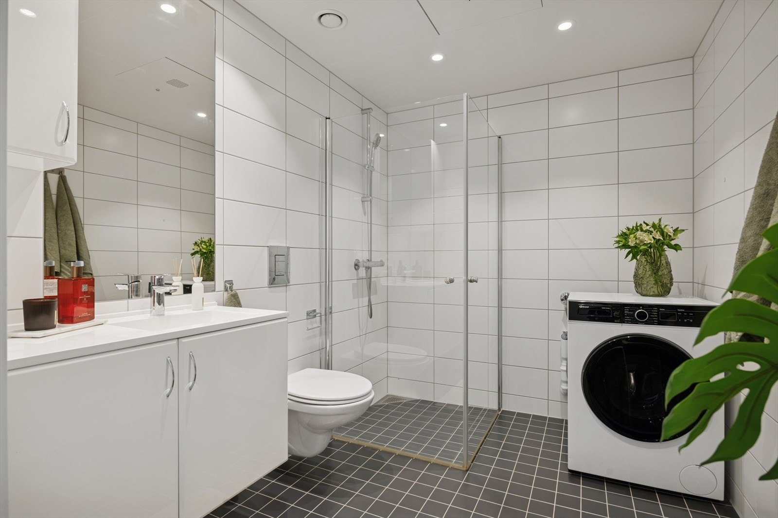 Delikat og innbydende baderom med tidløse fliser på både gulv og vegger som skaper et helhetlig og moderne uttrykk. Galleribilde