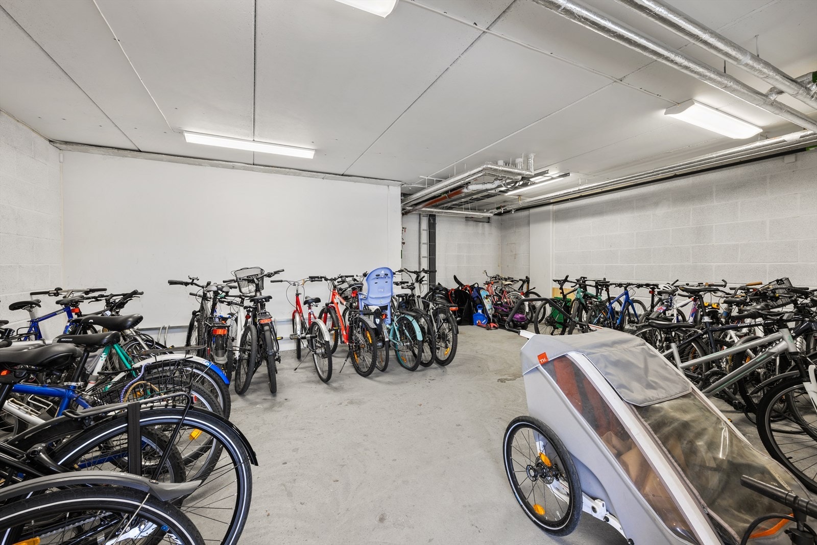 Felles sykkelparkering i kjellerområdet sørger for praktisk oppbevaring av sykler. Galleribilde
