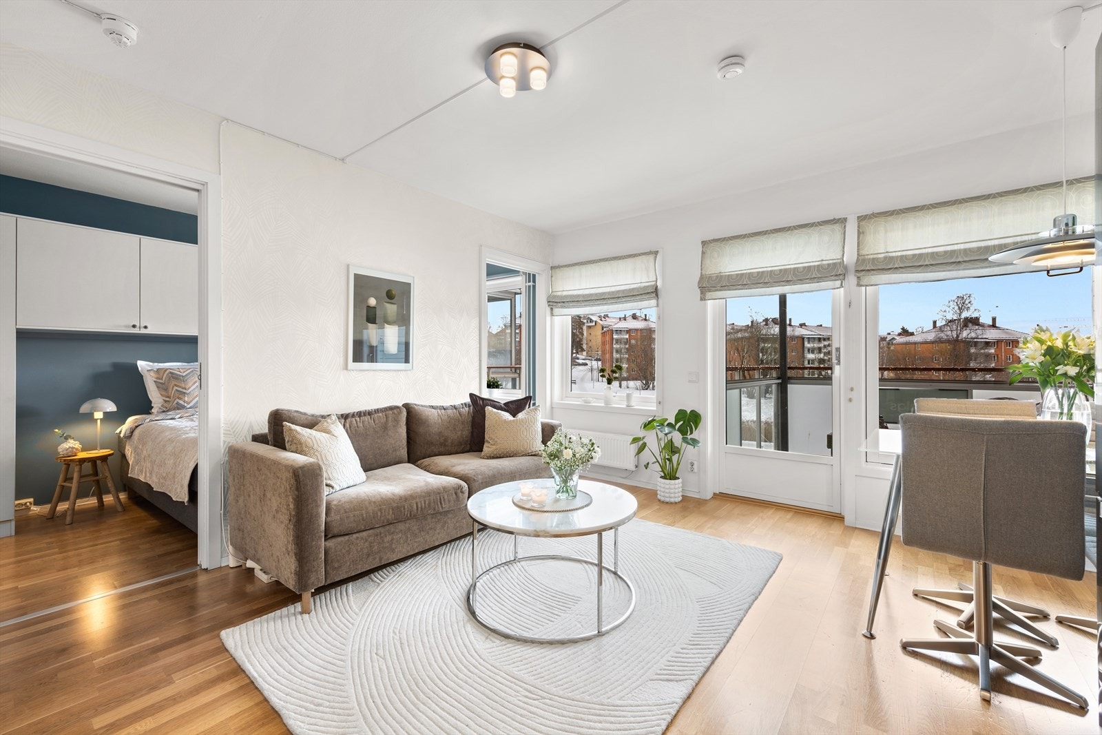 Oppholdsrommets utforming gir gode muligheter for naturlig soneinndeling, med plass til både sofa, TV-løsning og spisegruppe. Galleribilde