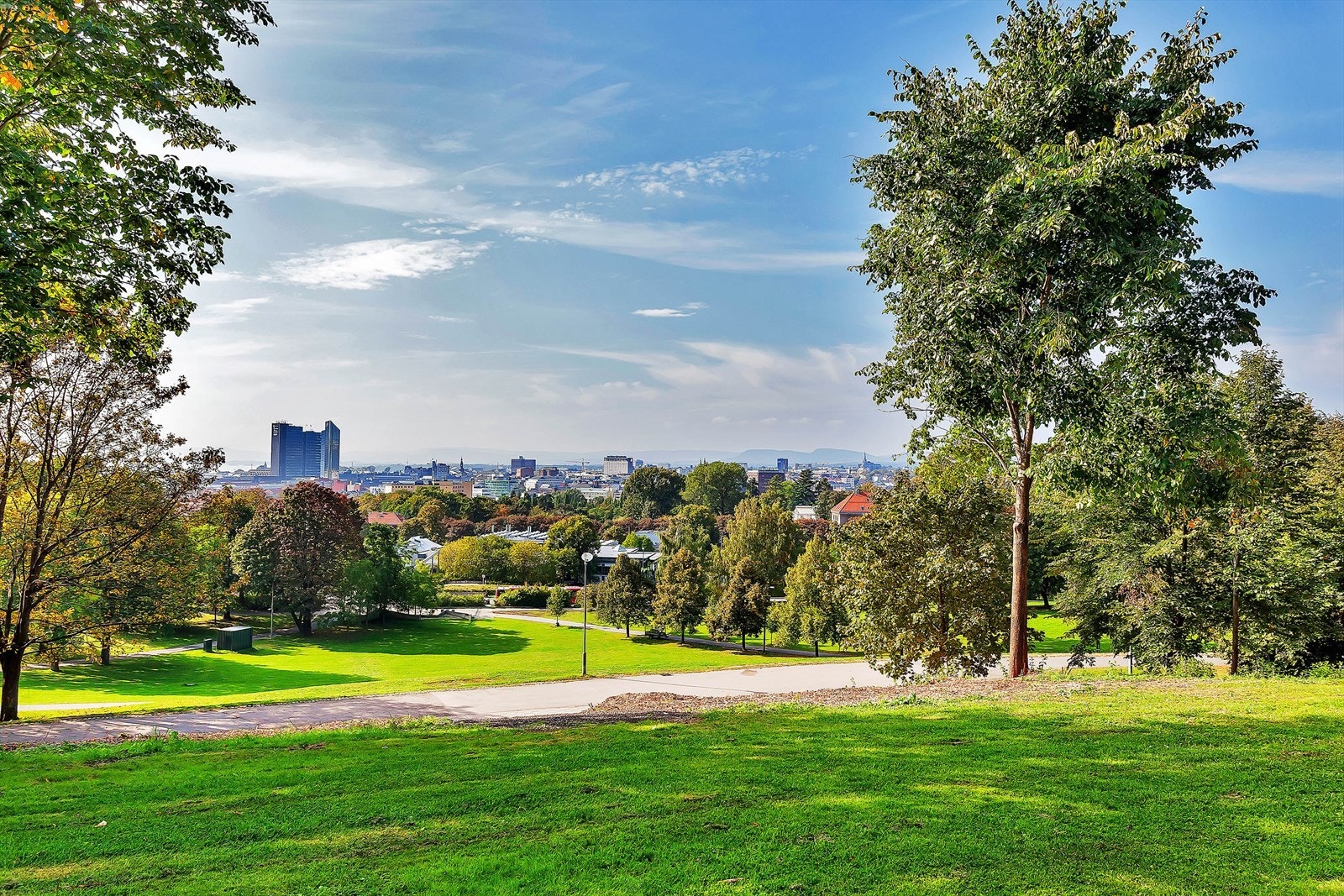 Grøntområde med utsikt over Oslo by gir rekreasjonsmuligheter. Galleribilde