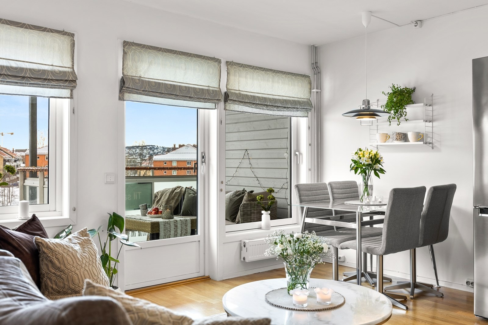 Store vindusflater, sammen med balkongdøren, sørger for rikelig lysinnslipp og bidrar til en luftig romfølelse. Galleribilde