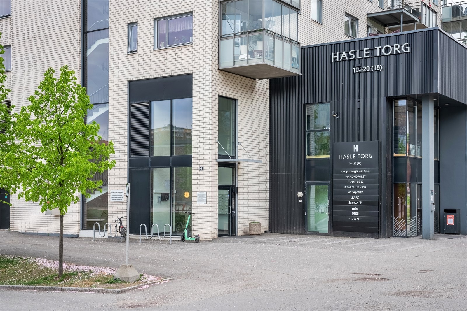 Hasle Torg med T-bane, SATS, butikker, vinmonopol, matforretninger og kaféer. Galleribilde