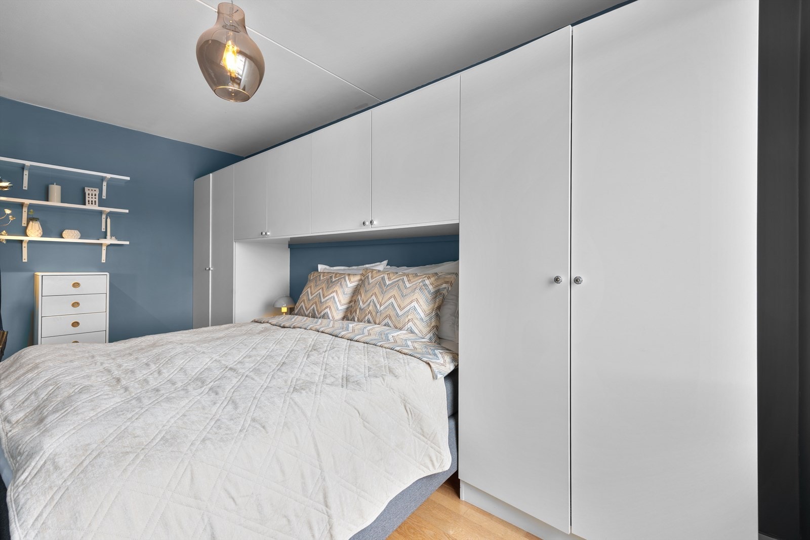 Garderobeskap med glatte fronter gir effektiv oppbevaring på soverommet. Galleribilde