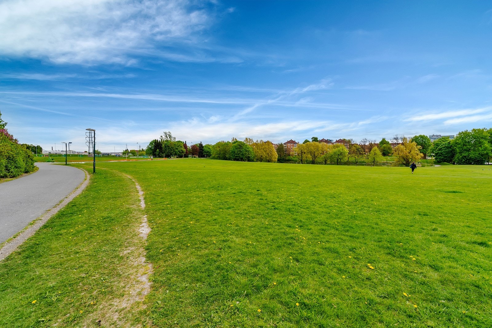 Stort grøntområde ideelt for fritidsaktiviteter og avslapning. Galleribilde