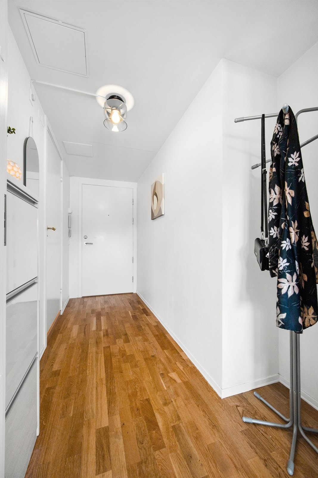 Velkommen inn! Leiligheten disponerer en ekstern kjellerbod på ca. 5 m². Galleribilde