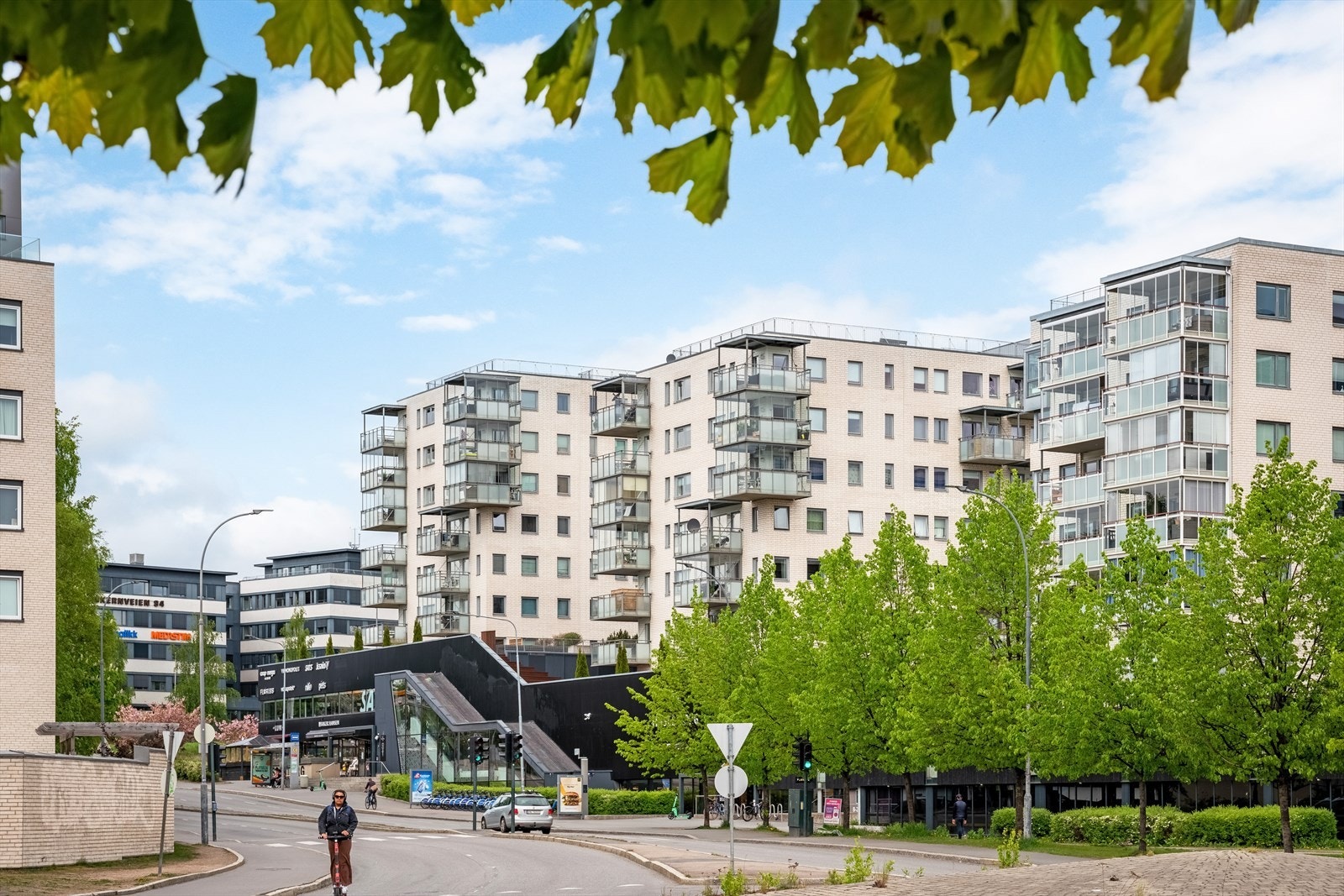 Leiligheten ligger svært sentralt og attraktivt til på Hasle Torg, med "alt" du trenger rett utenfor døren. Galleribilde