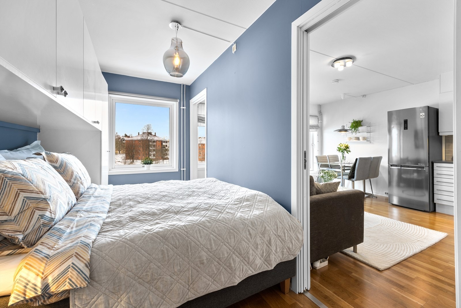 Plass til dobbeltseng og nattbord gir rommet praktisk innredning. Galleribilde