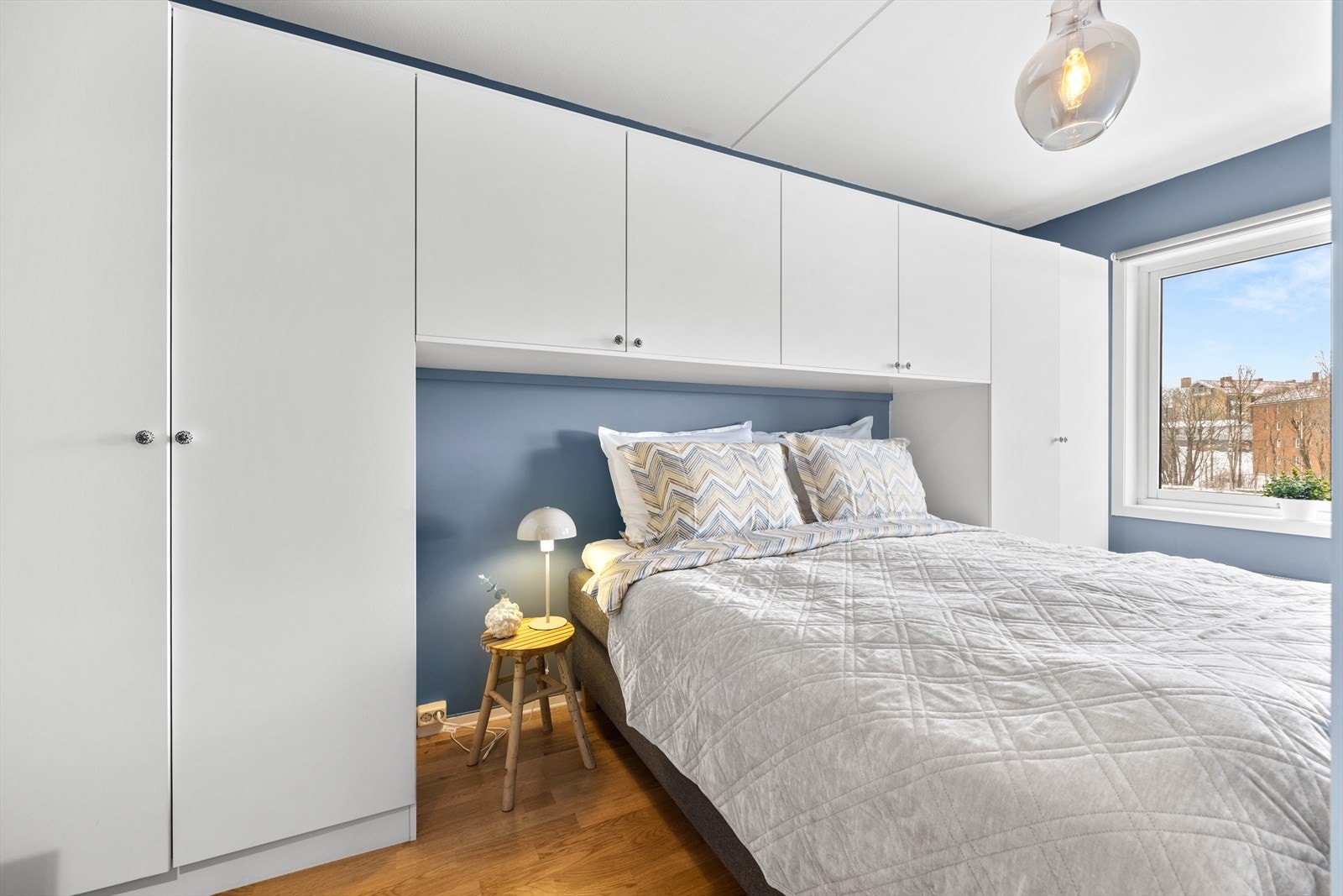 Leiligheten har ett soverom med fine innredningsmuligheter. Galleribilde