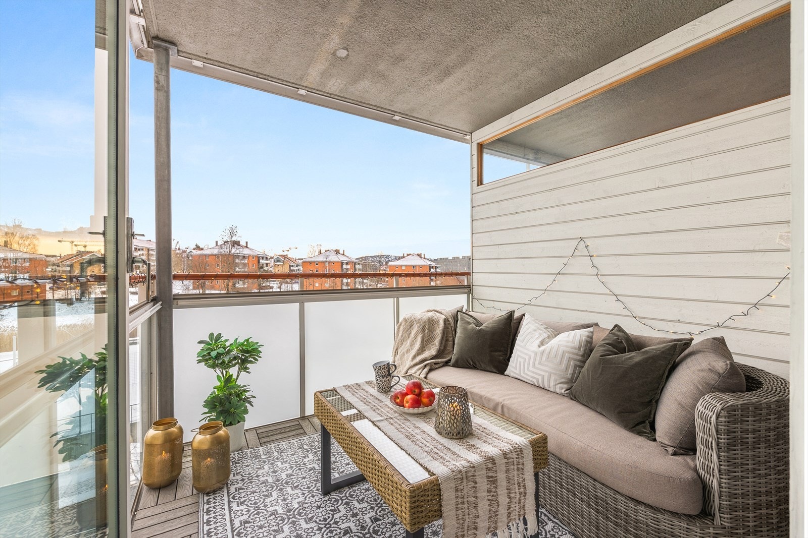 Lys og pen 2-roms andelsleilighet beliggende i byggets 3. etasje, med heisadkomst til etasjeplanet. Galleribilde