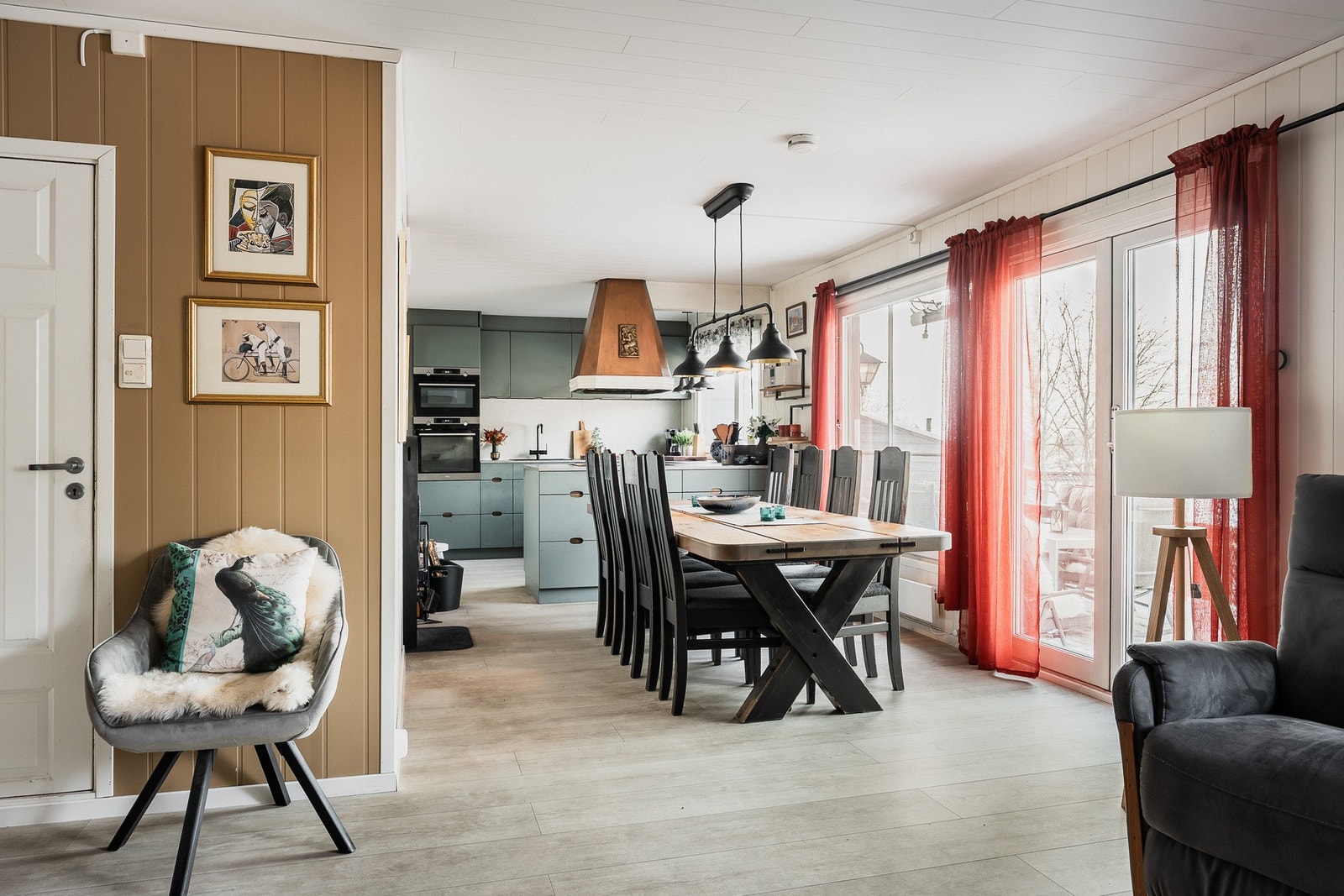 1. etasje er åpen og romslig Galleribilde