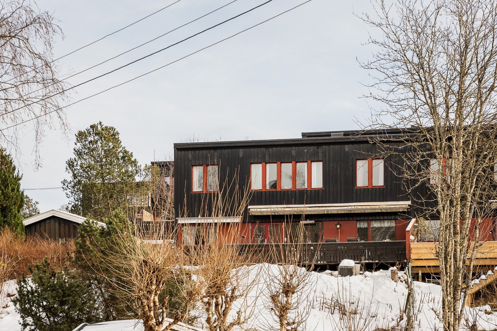 Rekkehuset har en usjenert beliggenhet, skjermet for støy og trafikk. Galleribilde