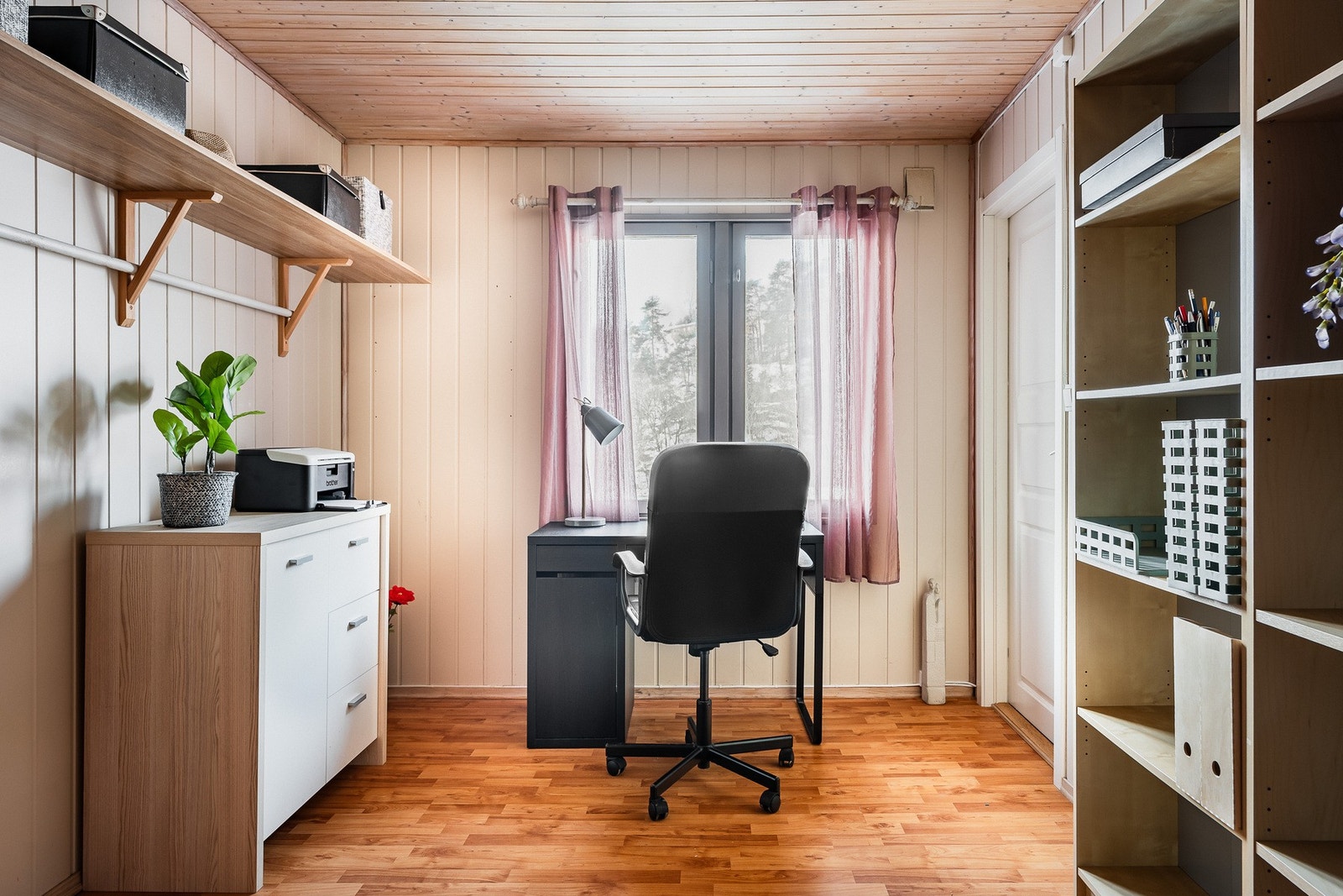 Det andre soverommet brukes i dag som kontor og garderobe. Galleribilde