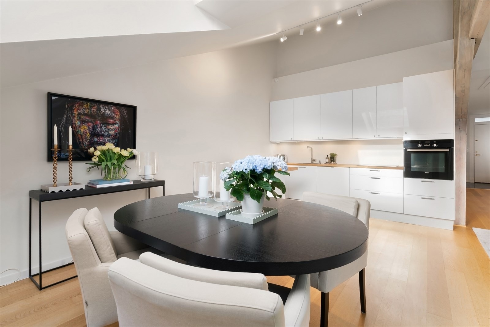 Her er det rikelig av plass til spisebord av god størrelse. Galleribilde