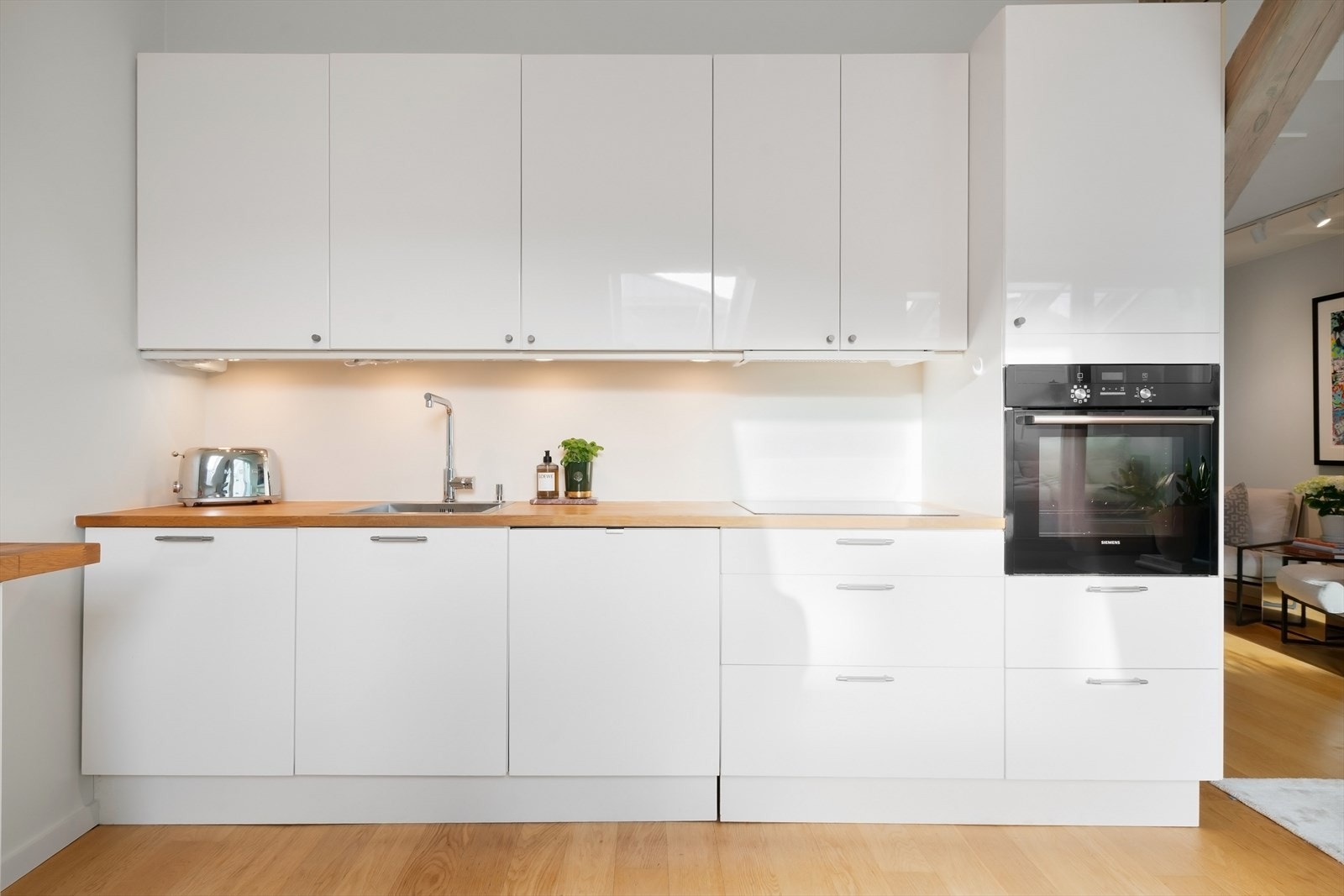 Integrert i kjøkkenløsningen er stekeovn, platetopp og oppvaskmaskin. Det er lagt opp til at man kan plassere frittstående kjøleskap ved siden av kjøkkenøyen. Galleribilde