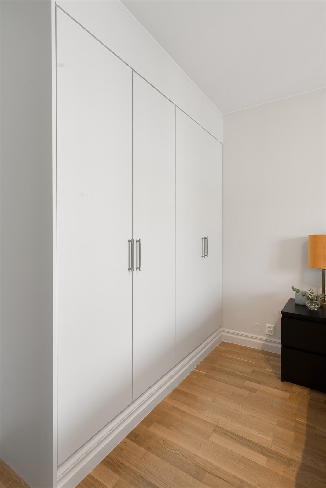 Snekkertilpasset garderobeskap fra 2025. Galleribilde