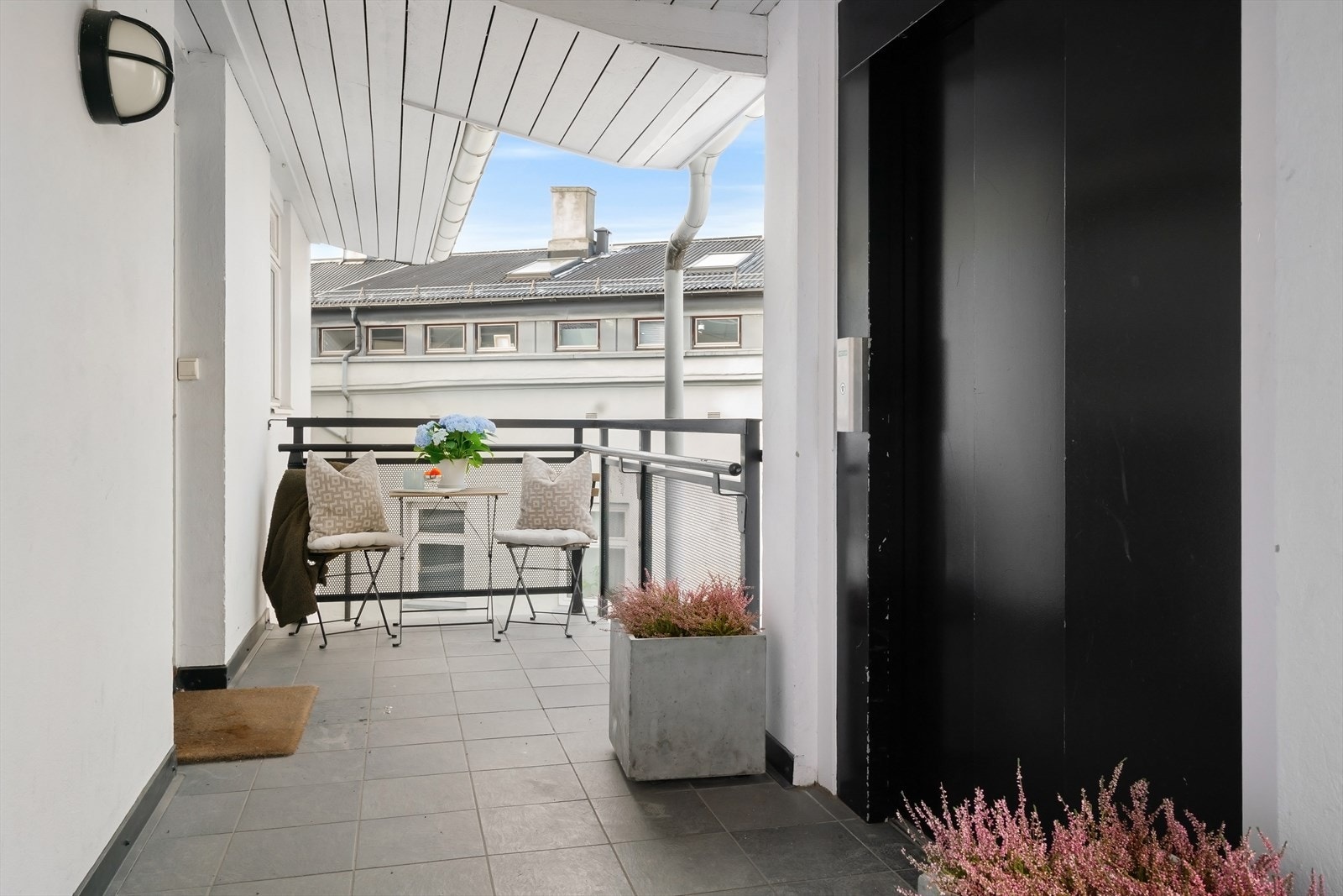 Hyggelig inngangsparti til leiligheten. Svalgang med mulighet for å sette ut kafebord og stoler. Det er trappefri adkomst til leiligheten med heis. Galleribilde