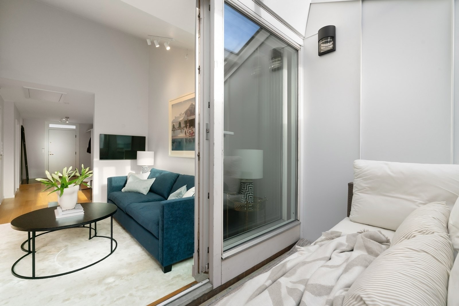 Terrassen gir et ekstra rom i stuen - perfekt for kvelder med familie og venner. Galleribilde