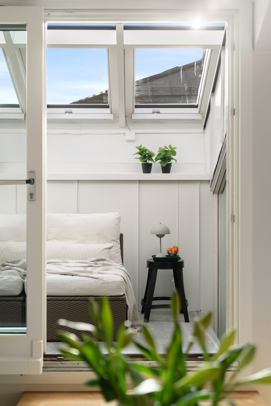 Innglasset terrasse på ca. 3,3 kvm fra stuen. 3 stk. vinduer ( nedre rad ) på terrasse betjenes elektrisk. Galleribilde