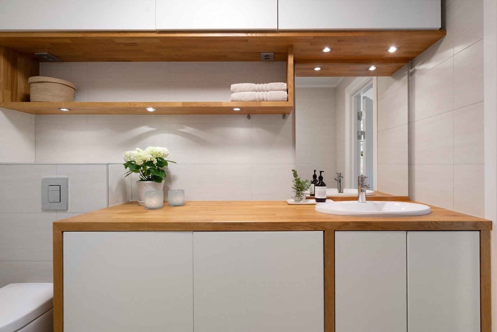 Eik benkeplate med nedfelt servant med underskap og hyller. Galleribilde