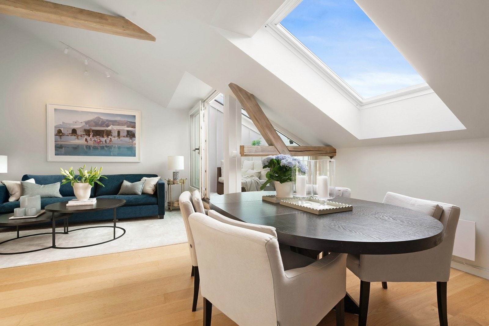 Stuen oppleves lys og luftig med store vindusflater som slipper inn rikelig med naturlig lys. Galleribilde