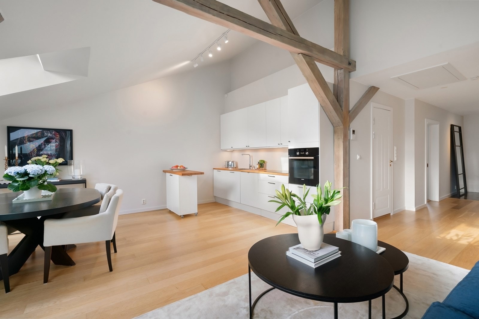 Leiligheten har en praktisk og sosial planløsning med luftig og åpen løsning. Galleribilde