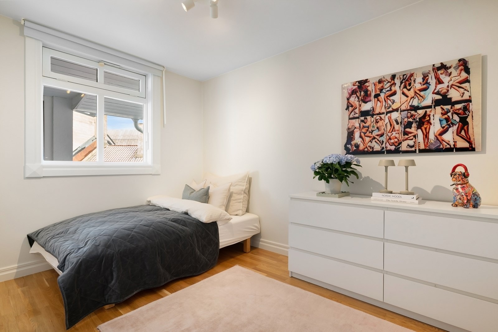 Soverom 2 med god plass til dobbeltseng og garderobeløsning. Galleribilde