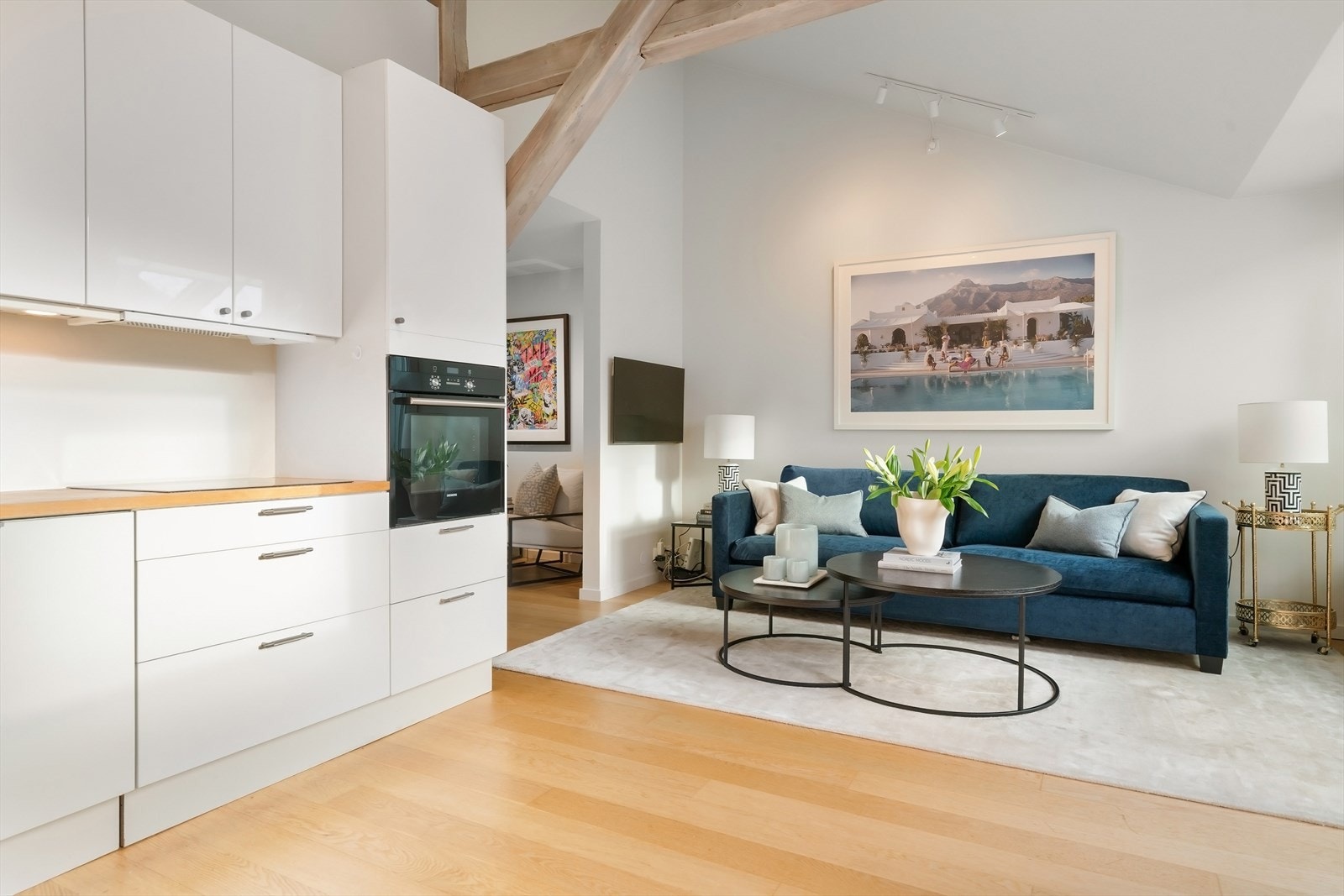 Kjøkken og stue oppleves romslig med en takhøyde på 3,88 m på det høyeste. Galleribilde