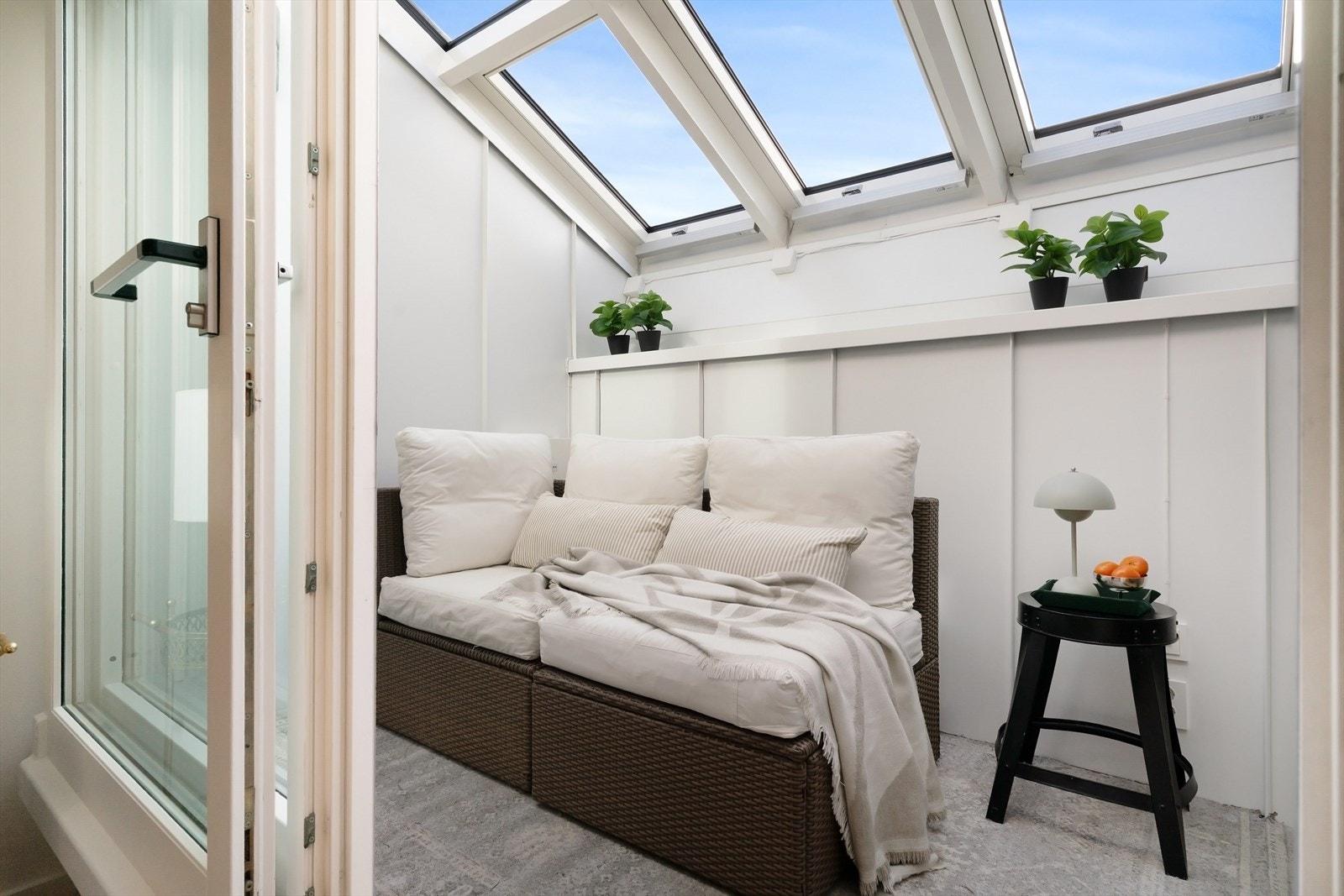 En lun og behagelig plass hele året rundt. Her får man følelsen av å sitte ute, med komforten av å være inne. Galleribilde