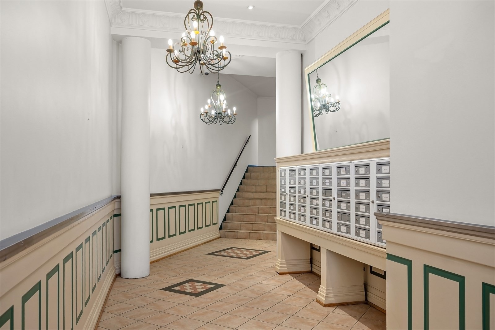 Innbydende og godt vedlikeholdt felles oppgang i bygget. Galleribilde