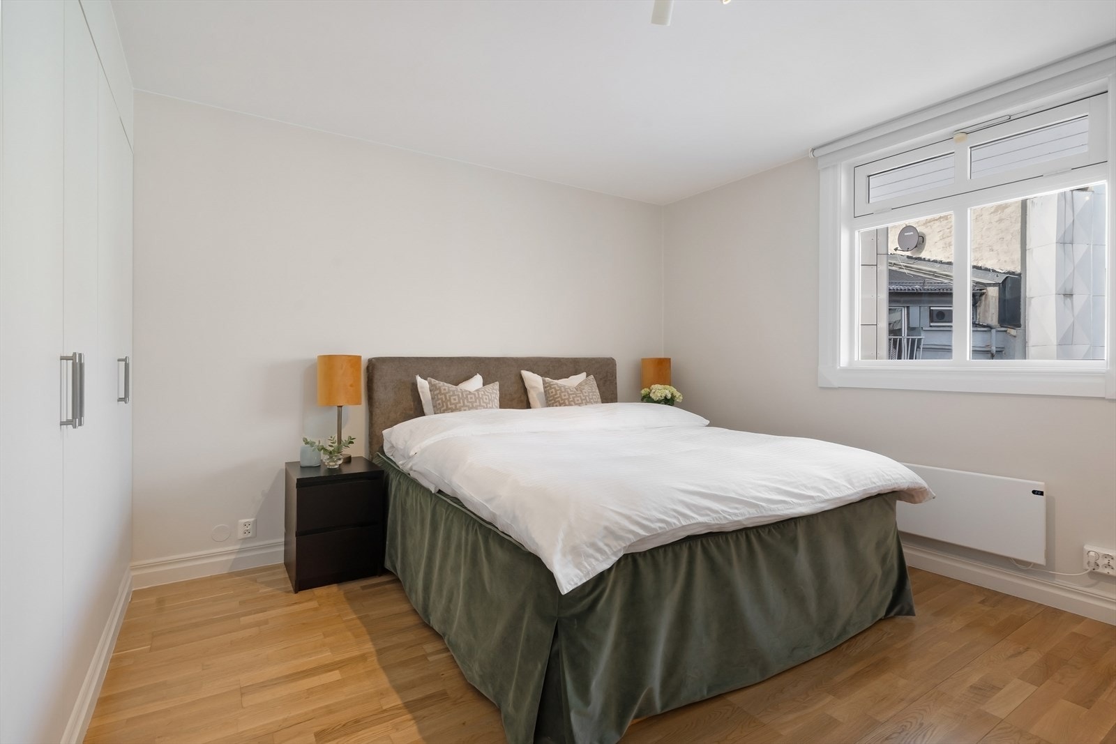 Romslig hovedsoverom med plass til dobbeltseng og tilhørende møblement. Galleribilde