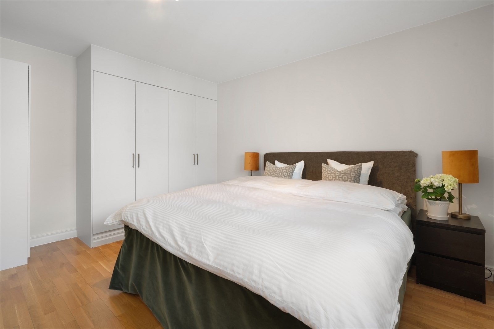 Godt med oppbevaringsplass i garderobeskap. Galleribilde