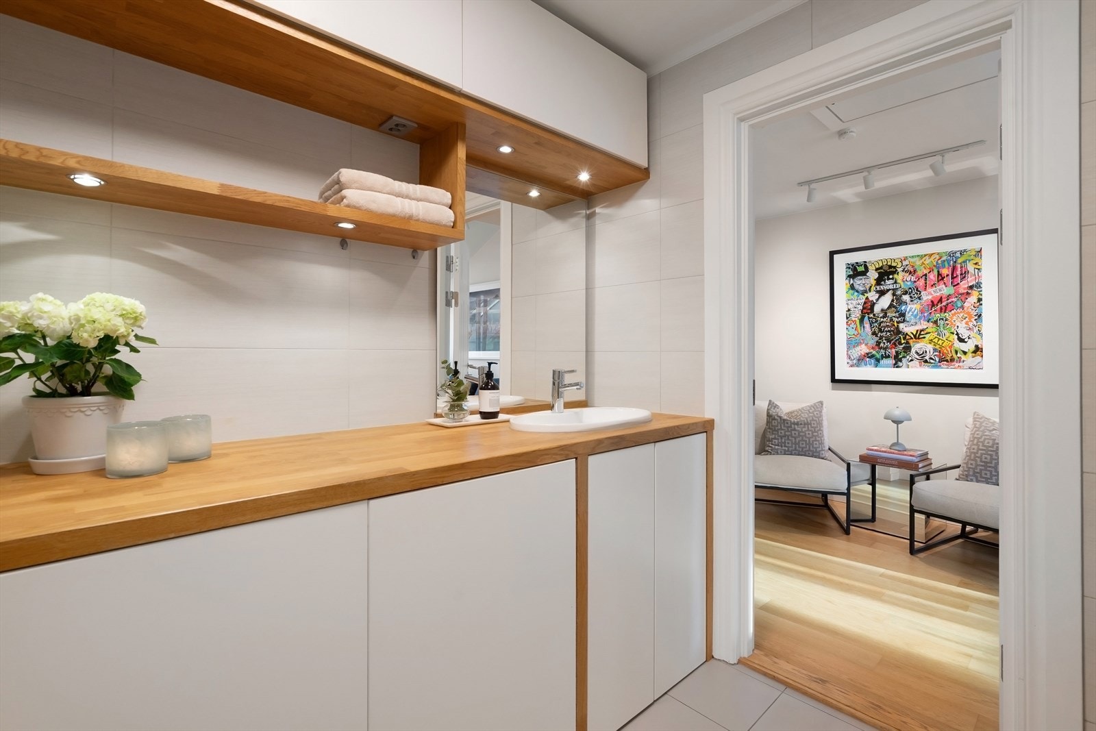 Snekkerbygd baderomsinnredning fra 2013. Nisje for vaskemaskin og tørketrommel i skap. Galleribilde