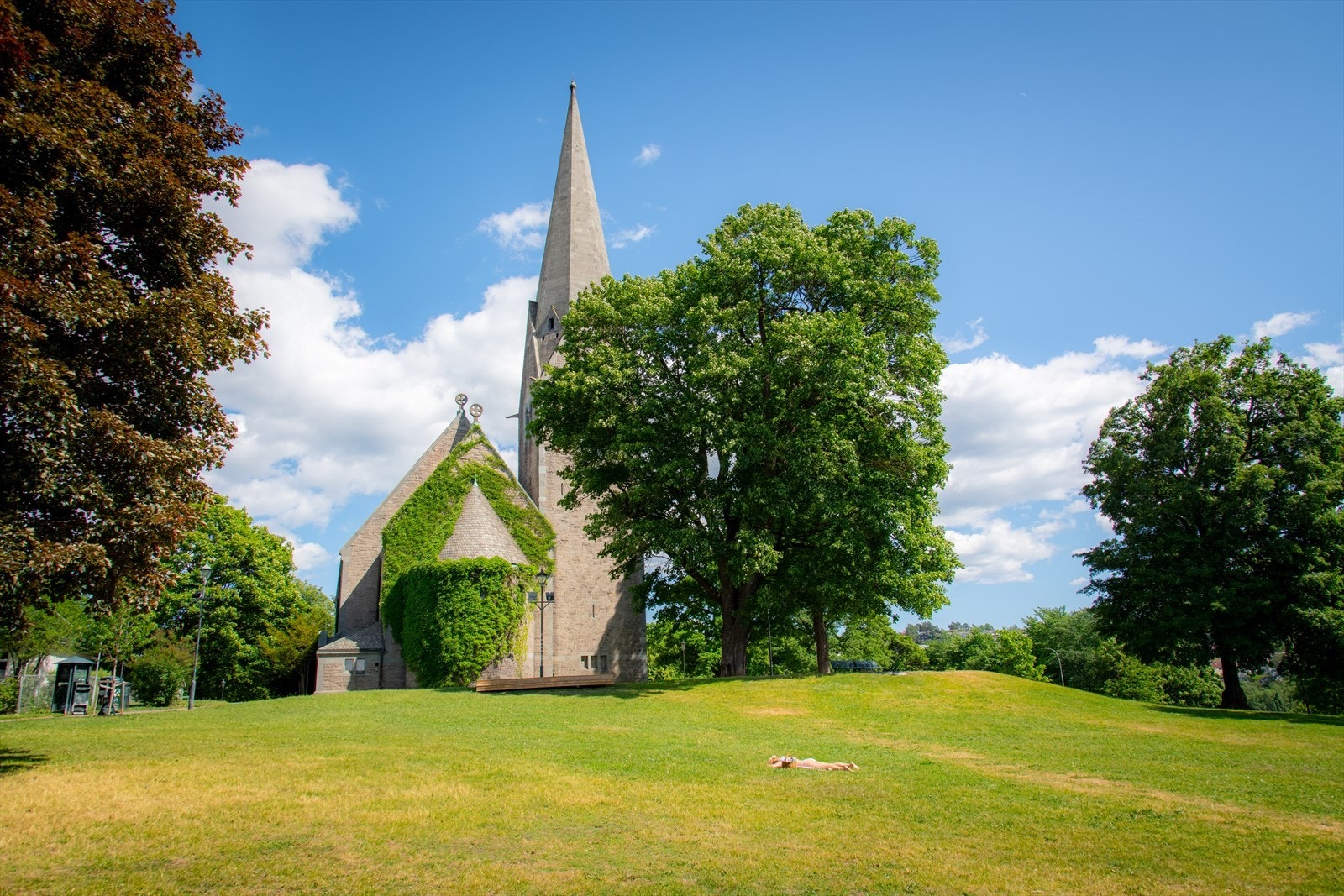 Vålerenga kirke med park kun 3 ,imutter unna Galleribilde
