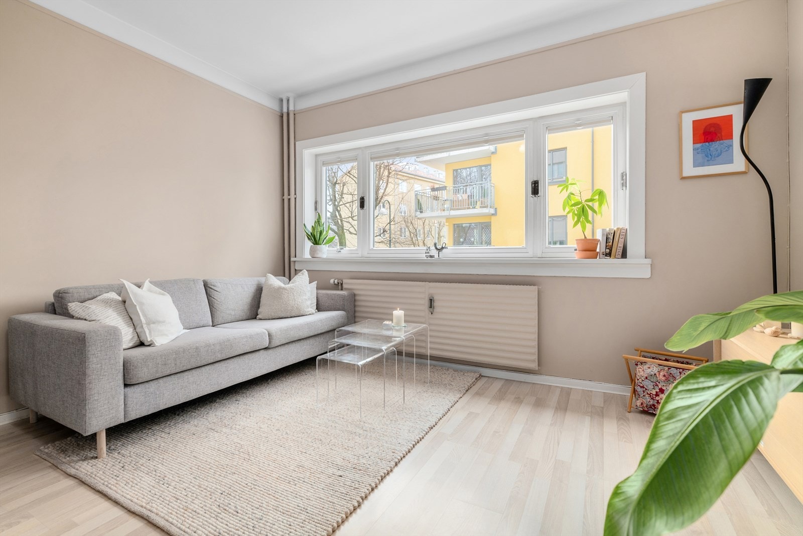 Stuen har gjennomgående laminatgulv og oppvarming via radiatorer fra fellesanlegg. Galleribilde